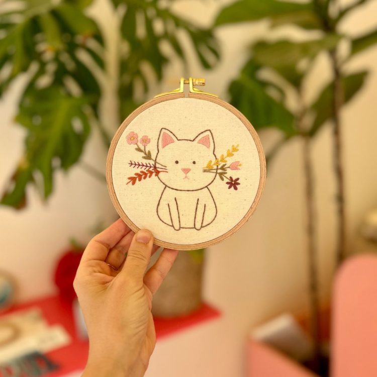 χειροποίητο κέντημα σε τελάρο γατακι thread jar