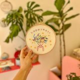 χειροποίητο κέντημα σε τελάρο happymess thread jar