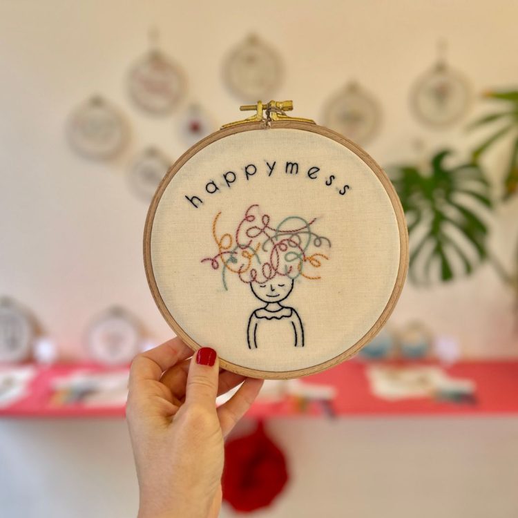 χειροποίητο κέντημα σε τελάρο happymess thread jar