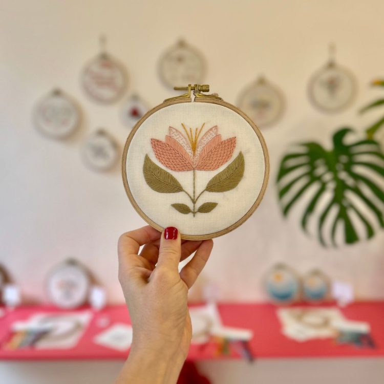 χειροποίητο κέντημα σε τελάρο peony thread jar